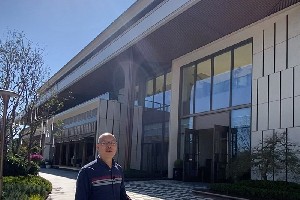 西安天地源永安觀(guān)棠售樓部的大門(mén)，不銹鋼地彈門(mén)